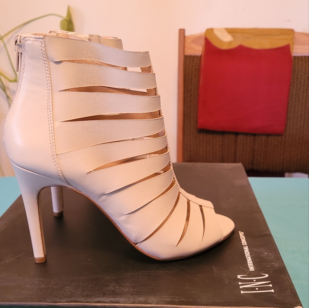 International Concepts Heels - Picture 3 of 4